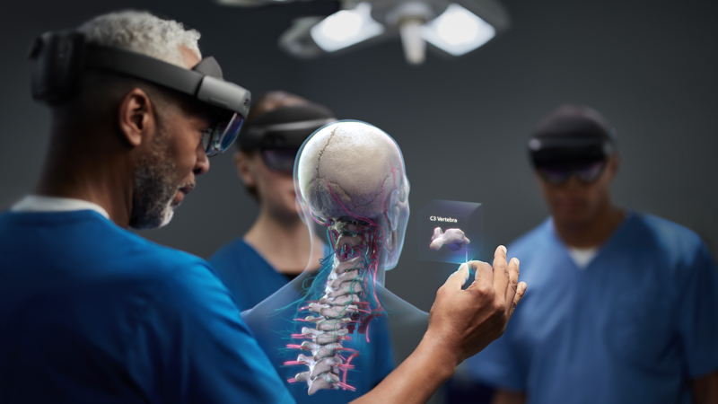 surgeon uses mixed reality headset from Microsoft